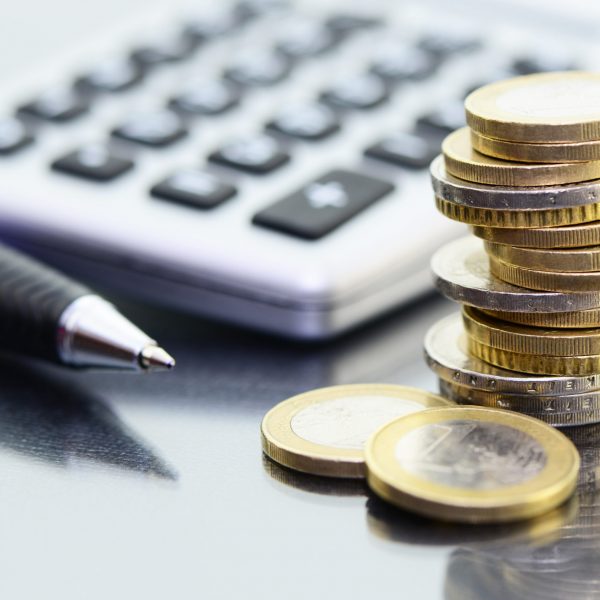 Münzen und Kugelschreiber – persönliche Finanzplanung
